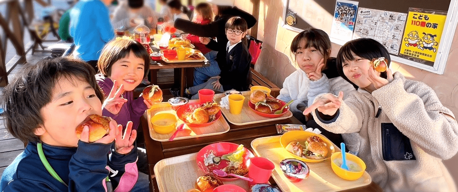 こどもたちがパンを食べている写真